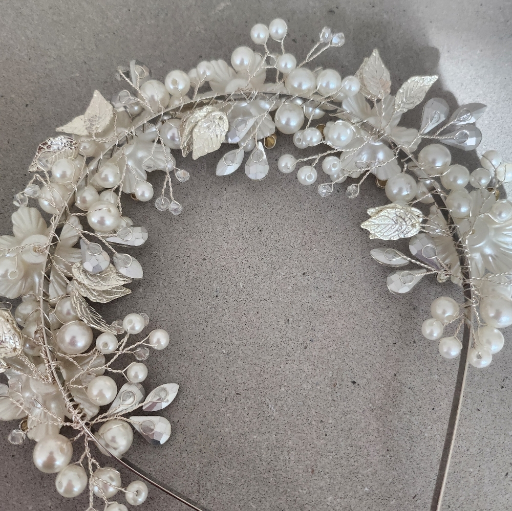 Elegant Pearl and Gold Floral Hair Accessory - Picture 5 of 7
